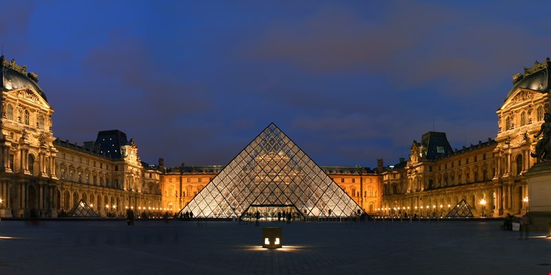 Musée du Louvre at night