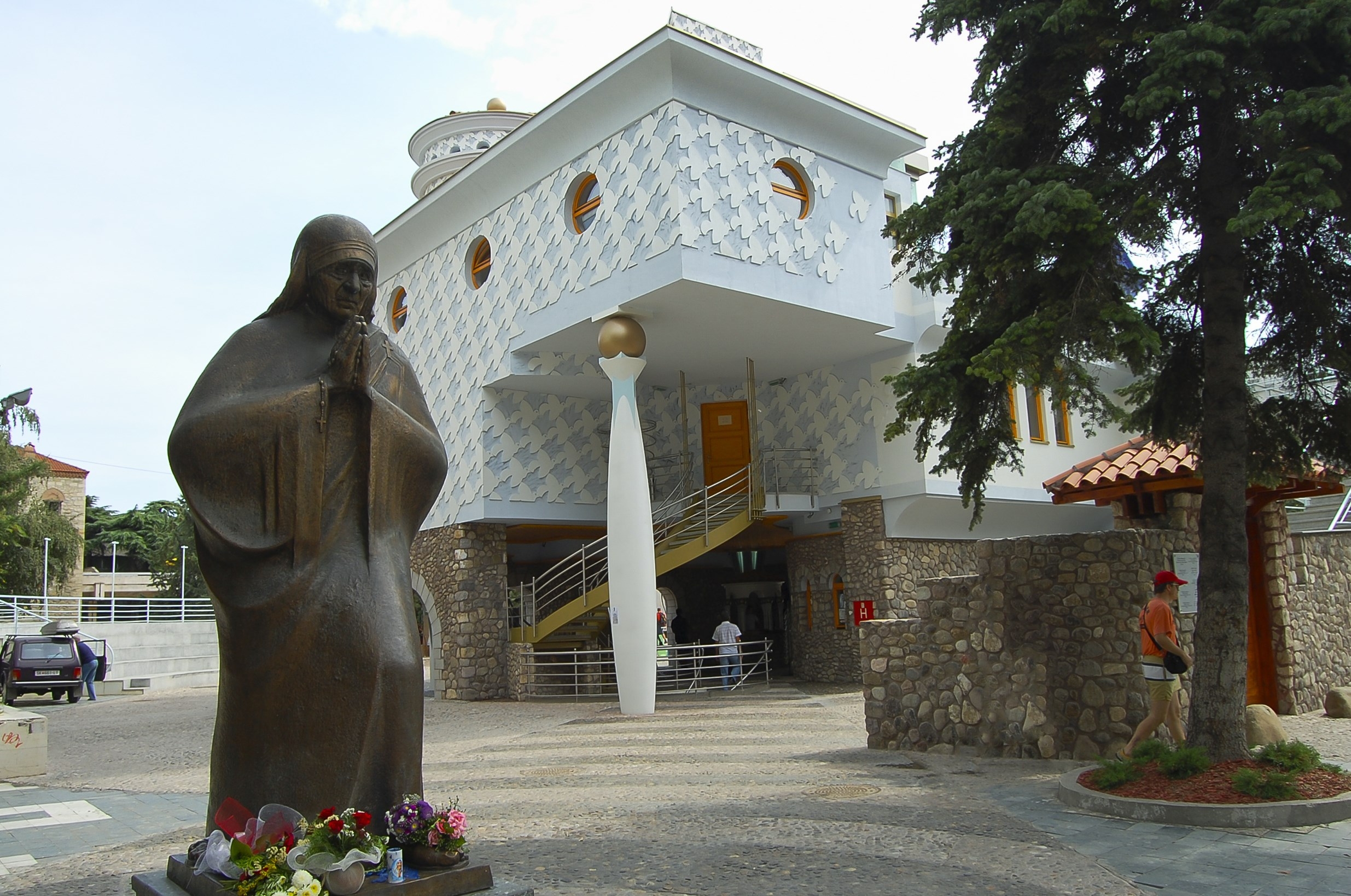 Mother Teresa Statue - Macedonia
