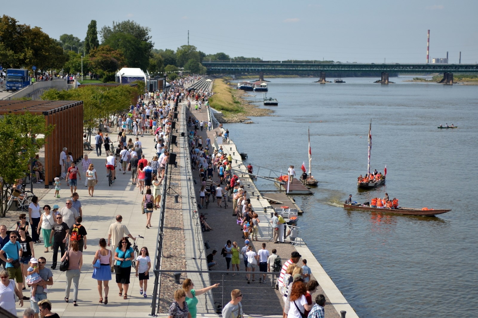 vistula boulevard in the summer
